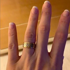 18k white and yellow Gold ring. Weighs 7 grams